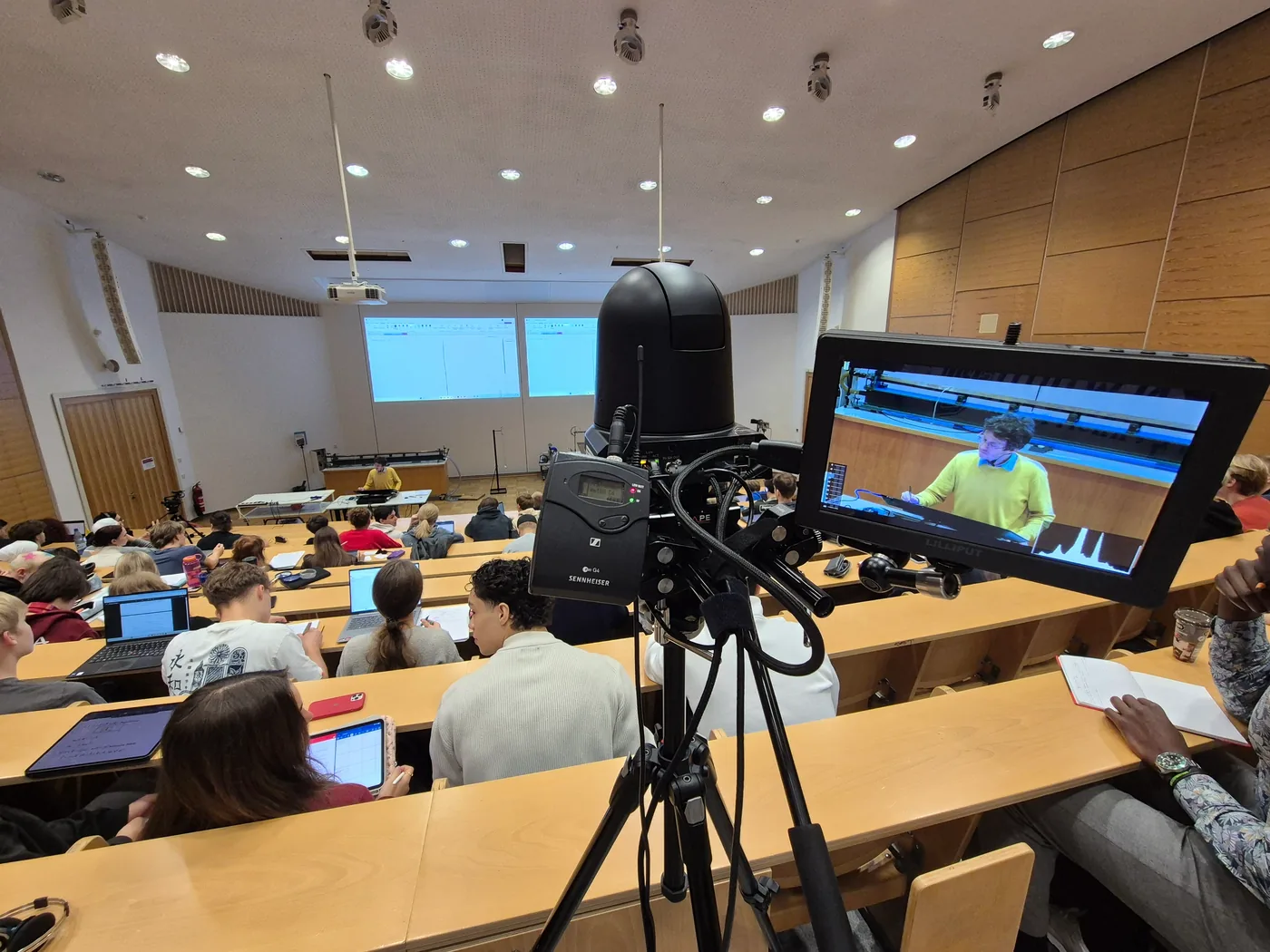 Hybrid lecture capture setup in a university teaching environment