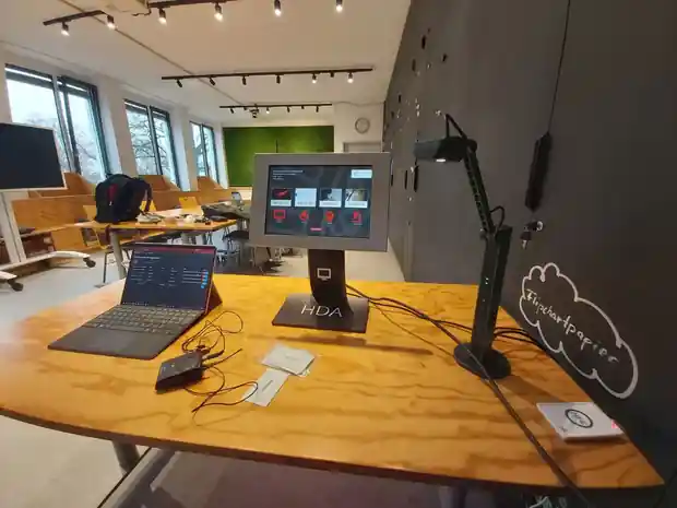 Prototype setup for automated lecture recording in a learning space.